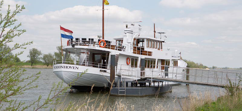 Druk bezig met het onderhoud van de Thalassa